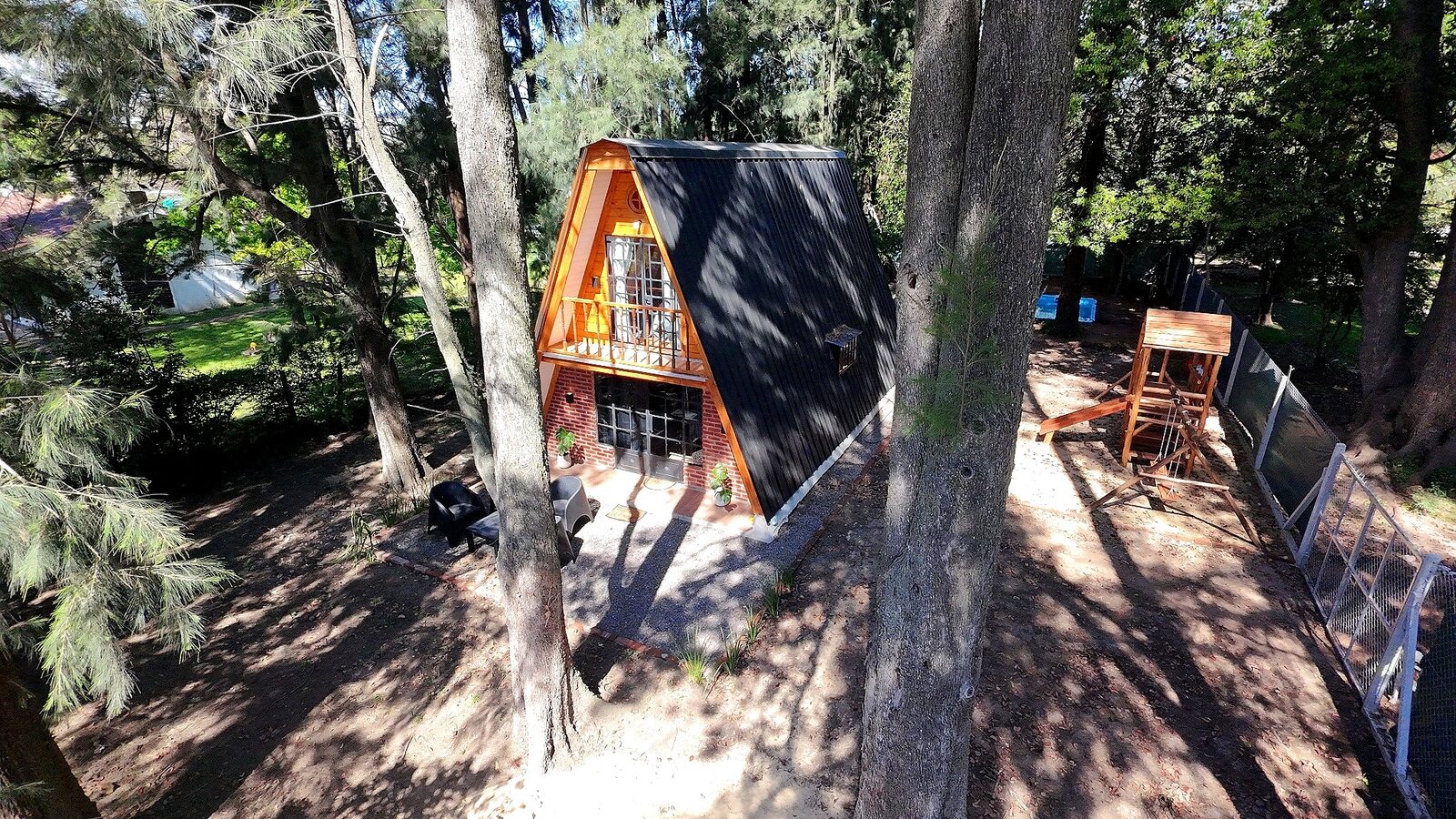 La Alpina rodeada de arboles en General Rodriguez