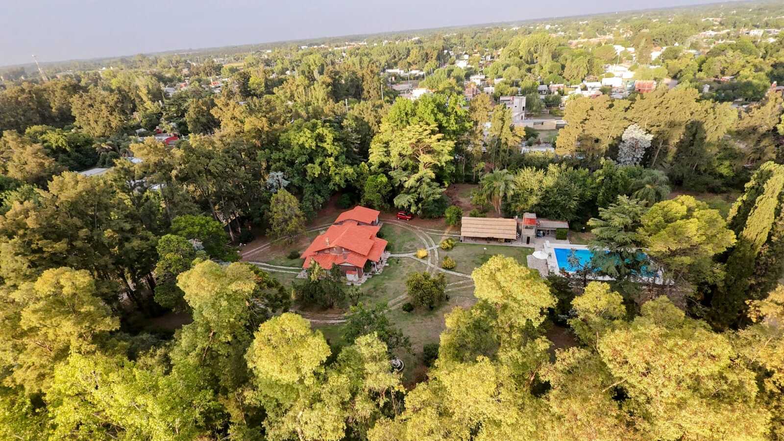 Chalet Grande con parque, pileta y espacios verdes