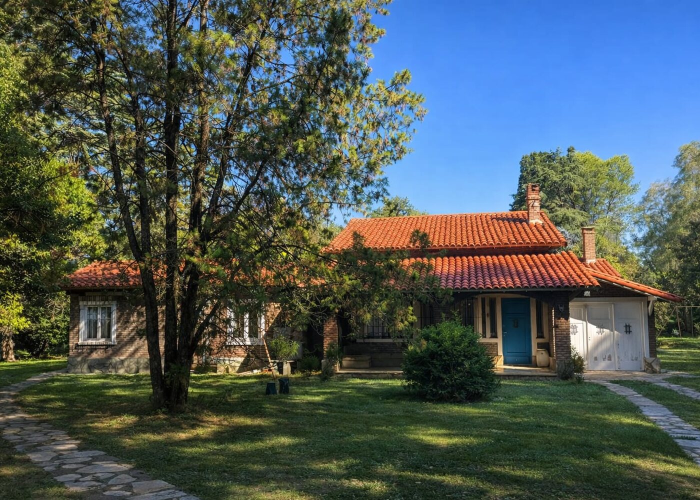 Frente del Chalet Grande con arboles